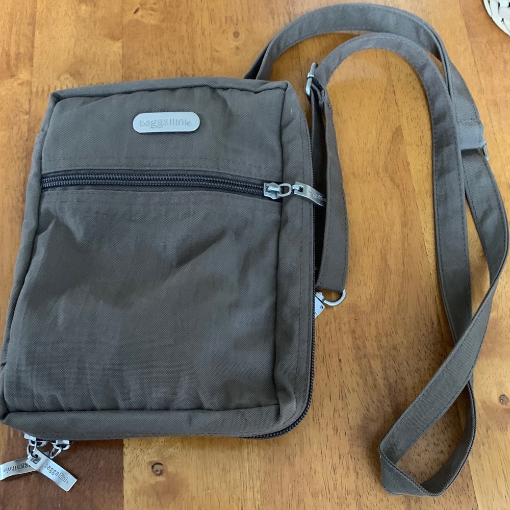 Baggallini crossbody travel style bag